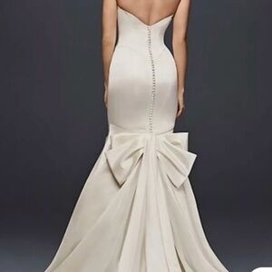 From Zac Posen’s collection, Ivory wedding Dress. Brand new never worn.